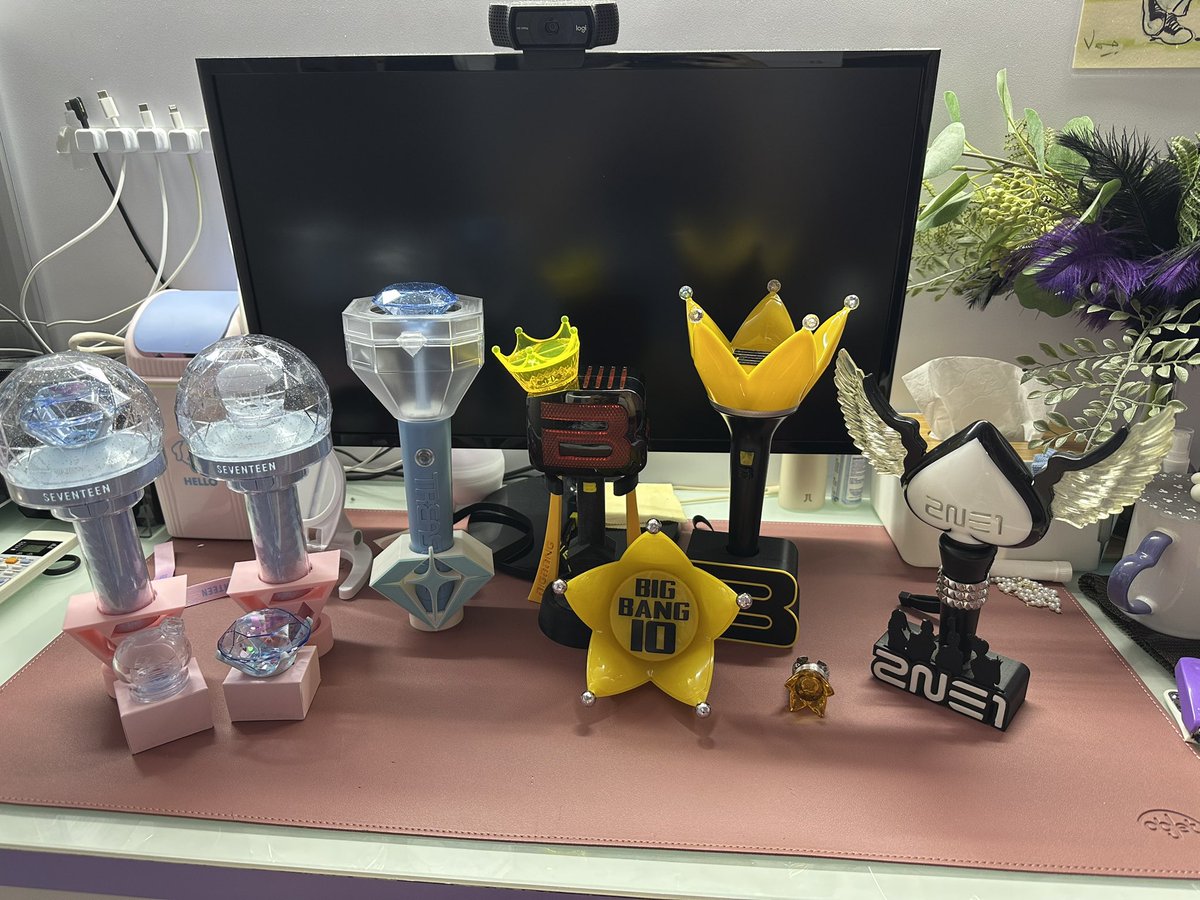 Haahahacho's tweet photo. My little babies + my treasure mini lightstick (still with my friend 🥲) https://t.co/FI3uk0ajC4