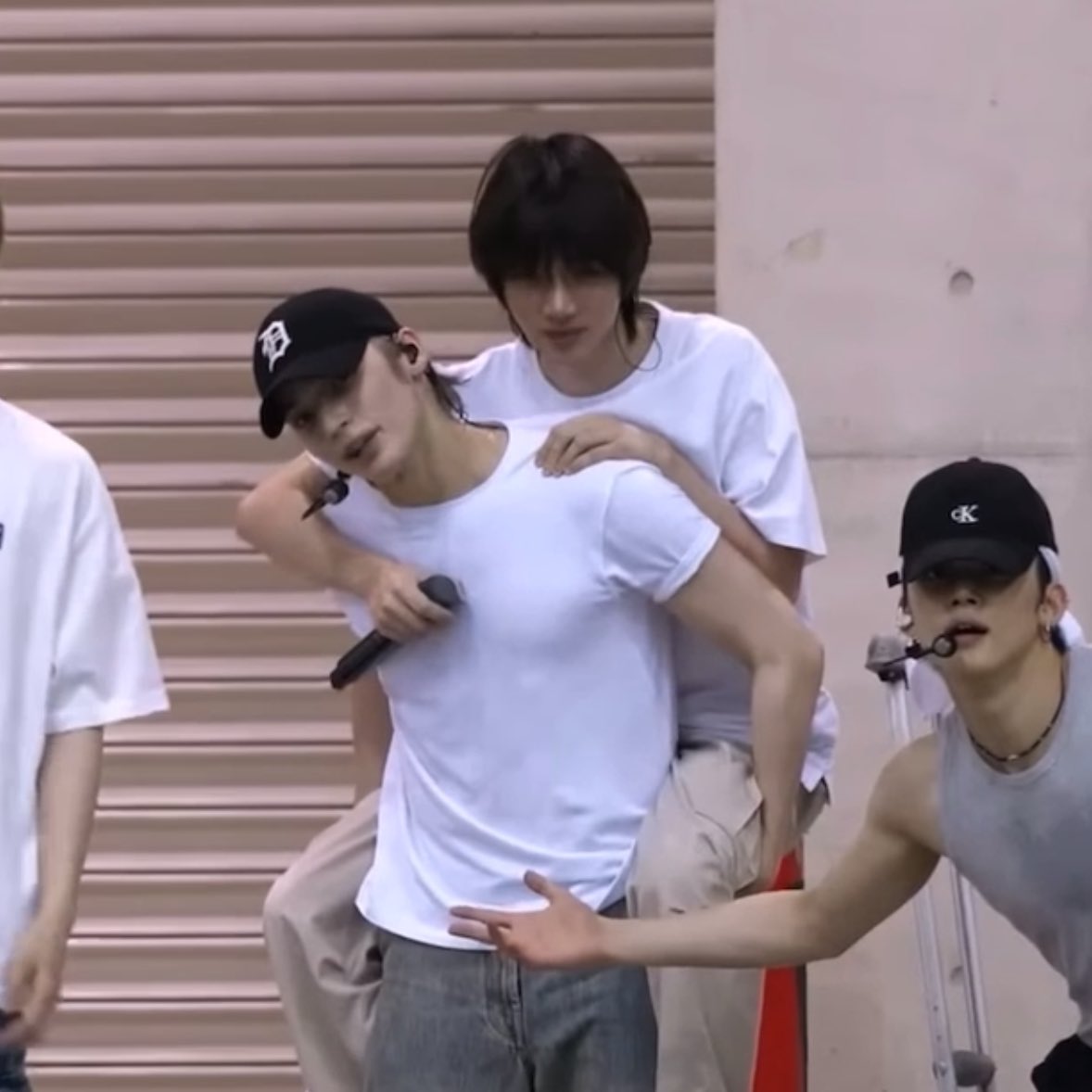 kai carrying beomgyu like he’s his girlfriend