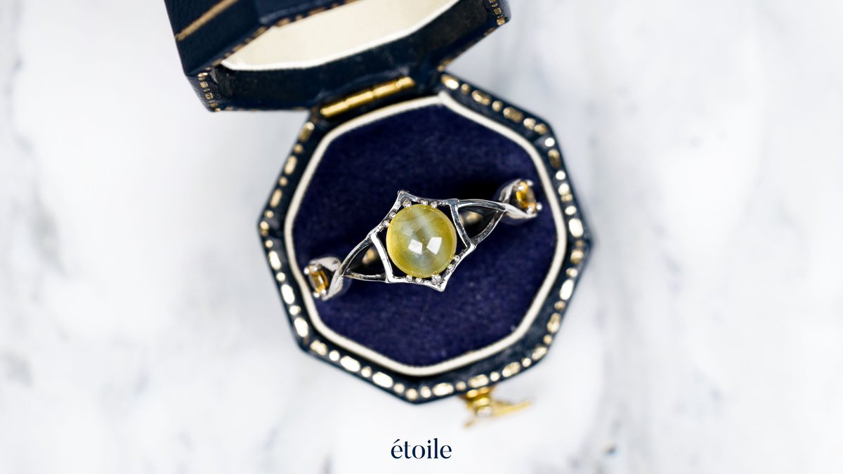 ᴏʀᴅᴇʀᴍᴀᴅᴇ | 925sɪʟᴠᴇʀ |

소설 [괴담에 떨어져도 출근을 해야 하는구나] 의
J3 테마 반지 작업했습니다🐺

주문자분의 개인 소장 크리소베릴 캣츠아이를 중심으로 선명한 컬러의 옐로우 사파이어를 양 옆으로 배치하고 유화처리로 마무리 하였습니다

맡겨주셔서 감사드립니다💛

#에트왈