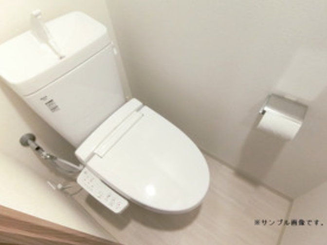 oki_chu_okinawa's tweet photo. 🌞沖縄県物件情報
🏠 ポルトウール
📍沖縄県那覇市前島
💰 家賃：6万3500円
✨ おすすめポイント
「エレベーター/家具・家電付/エアコン/BS/バストイレ別/敷金不要/外国人可」

🚌交通
沖縄都市モノレール県庁前駅徒歩15分
沖縄都市モノレール旭橋駅徒歩20分
#沖縄賃貸 #���介手数料半額 #那覇市 https://t.co/Kffv4mjeku