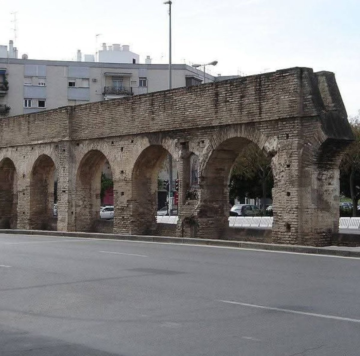 "Un 26 de enero de 1912 se inicia la destrucción del acueducto de Sevilla: Los caños de Carmona. 

El argumento que se usó por la junta central de Patrimonio de Madrid fue el siguiente  "es obra vulgar, sin rasgos artísticos, desprovisto de interés arqueológico". José Gestoso