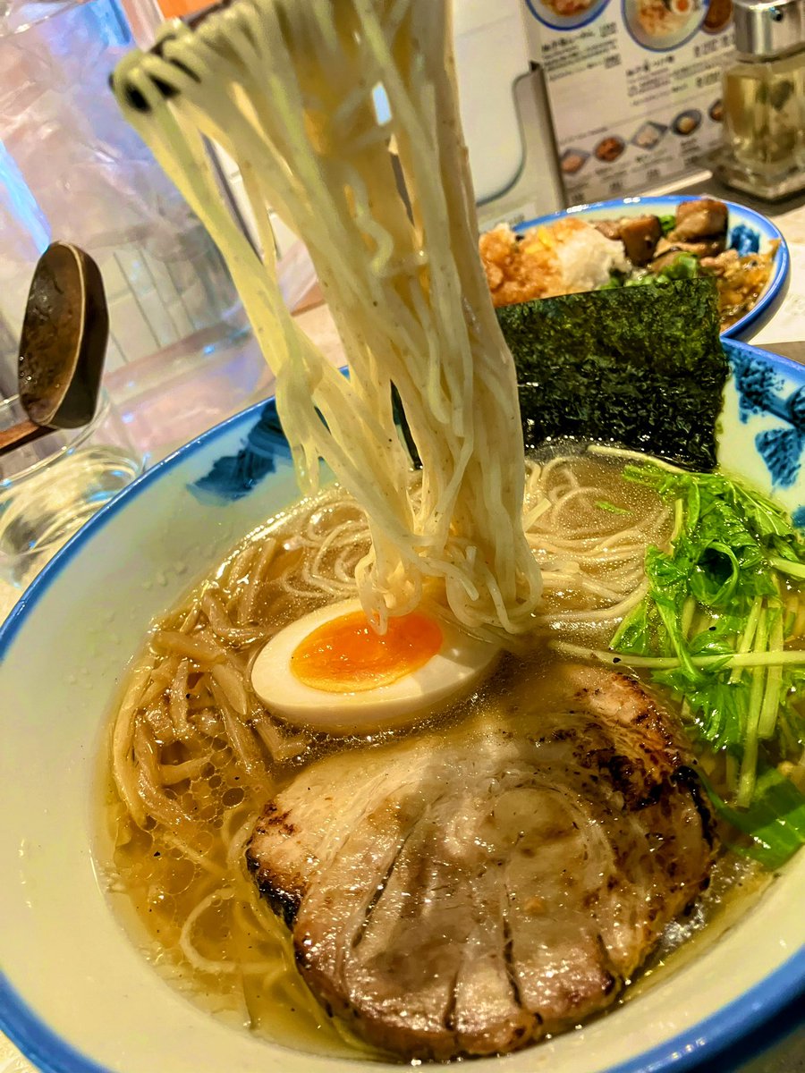 akudaikanZ's tweet image. 火の昼餉🔥 弐ノ型🍜😈✨️

#AFURI #阿夫利 

🌟柚子塩らーめん
🌟炙りコロチャーシュー飯

めっちゃお久しぶり大根❣️
恵比寿しか逝った事なかたケロ🐸
#有楽町 に出店してたの、
知らんかったんです😂

いやぁ☺️呑みすぎた翌日にゃ
染みまするなぁ🫠💕

ご馳走様でしたぁ😋🙏✨️