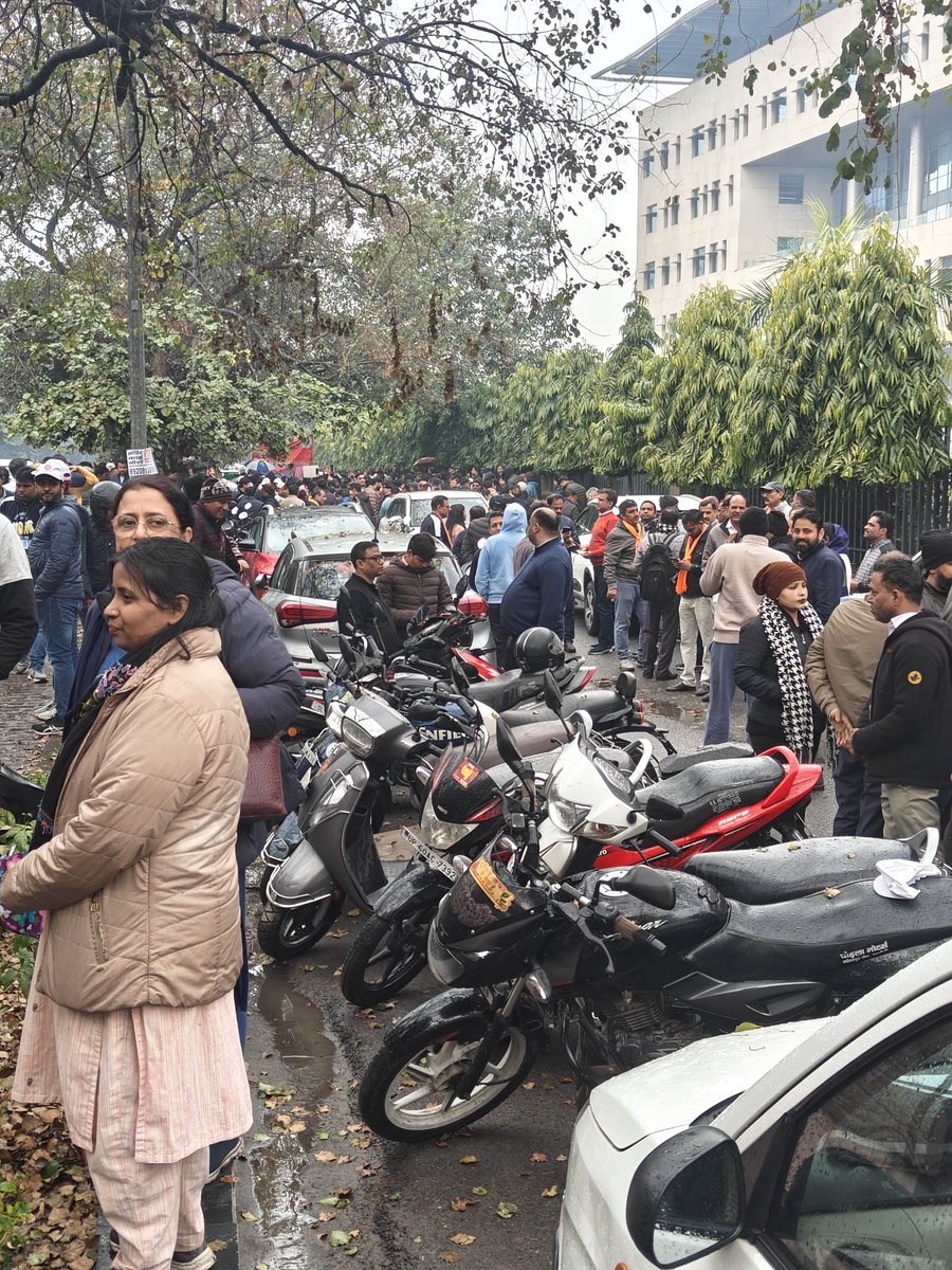 kmarkri's tweet photo. UFBU demonstration in Delhi dwarka pnb ho for 5 days banking https://t.co/ZVv8G0OvDd