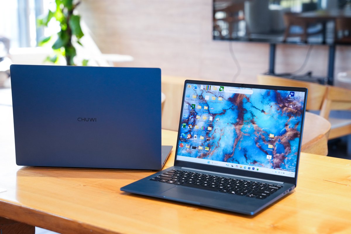 CoreBook Air vs Air Plus
Air: ideal para cuando vas con prisa pero necesitas terminar ese informe.
Air Plus: perfecto para cuando tener 10 pestañas abiertas + 2 documentos + una videollamada equivale al caos que realmente quieres experimentar.
Air: 529 € | Air Plus: 599 €