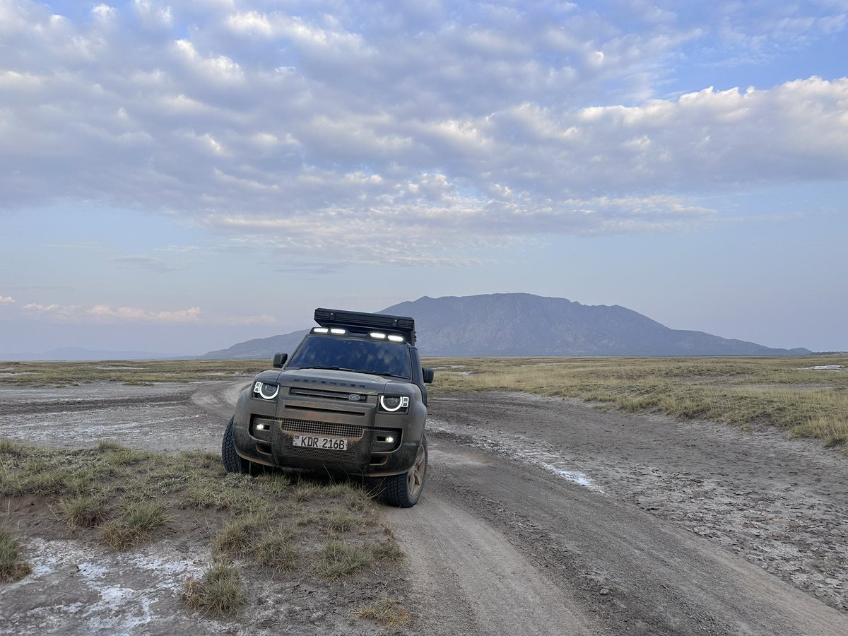 Cars_in_Kenya's tweet photo. Land Rover Defender https://t.co/CLOCgw2wVa