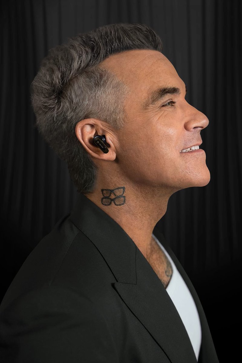 Never has a man looked so 🔥 wearing ear pods..
#RobbieWilliams