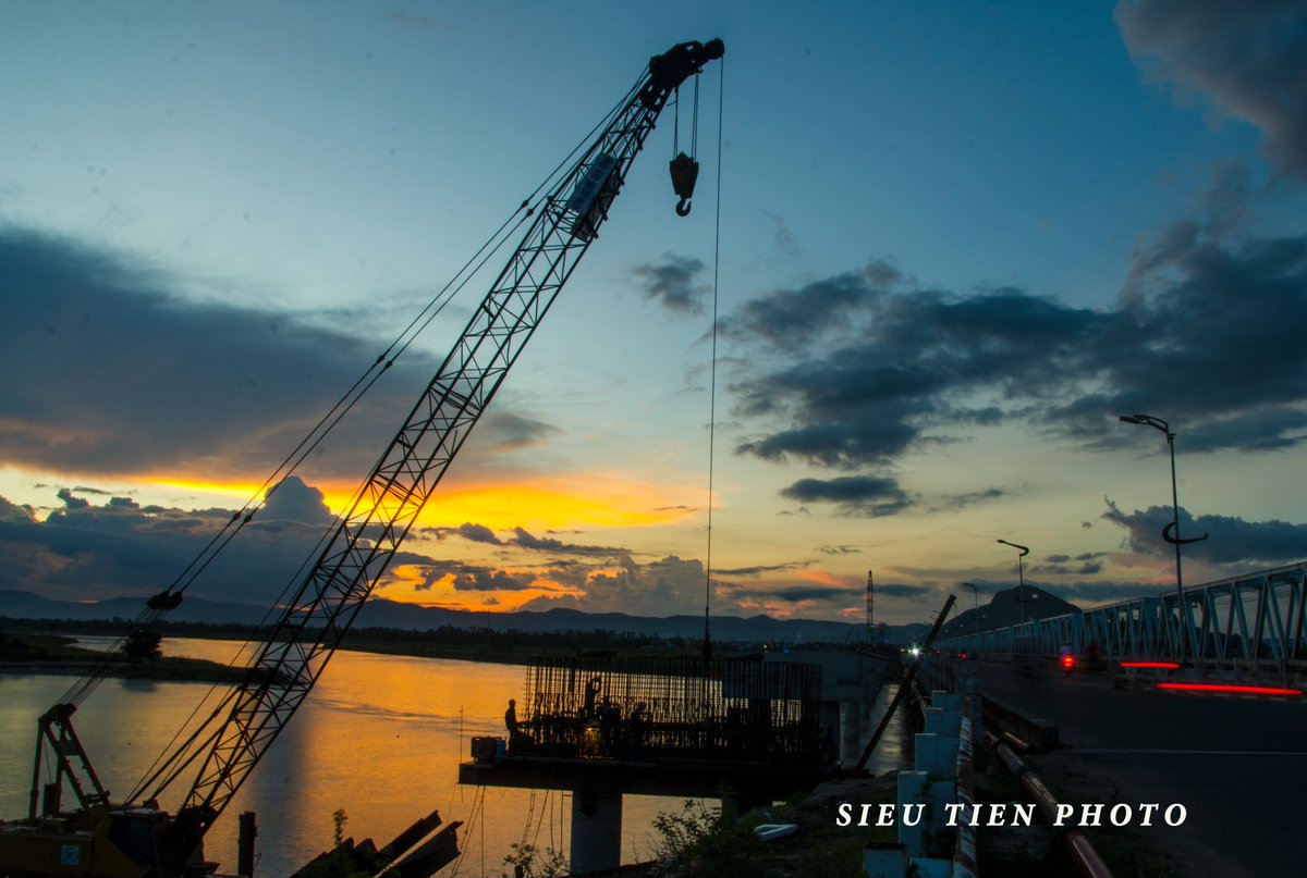 khởi công xây cầu .