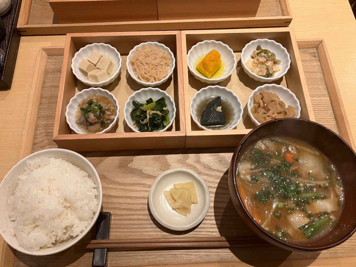 TOKUTAMA777's tweet photo. おばんざいのお店@秋葉原
白米は山形の雪若丸がおかわり���放題❣️甘くて美味しい🤤🍚✨
これで1700円✨
身も心も満足です❤️

#おばんざい
#佳照庵 https://t.co/KkYb6MNWBx