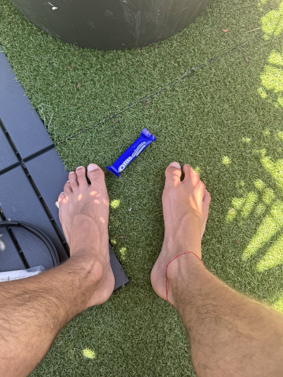 masterjack019's tweet image. Oh no mi si è sciolto il cioccolatino🍫