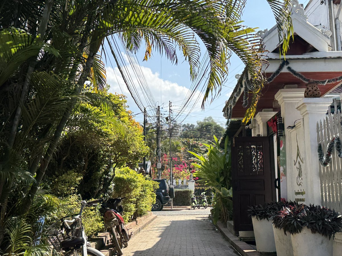 hasetaku_MM's tweet photo. 世界遺産ルアンパバーンの街並み。瓦屋根多めで好きな感じ。お寺以外も世界遺産になってる建物けっこうある。街も静かめで居心地よいっすな。
夕日のメコン川は最高だった。#ラオス #ルアンパバーン #世界遺産 https://t.co/QySoOPcatm