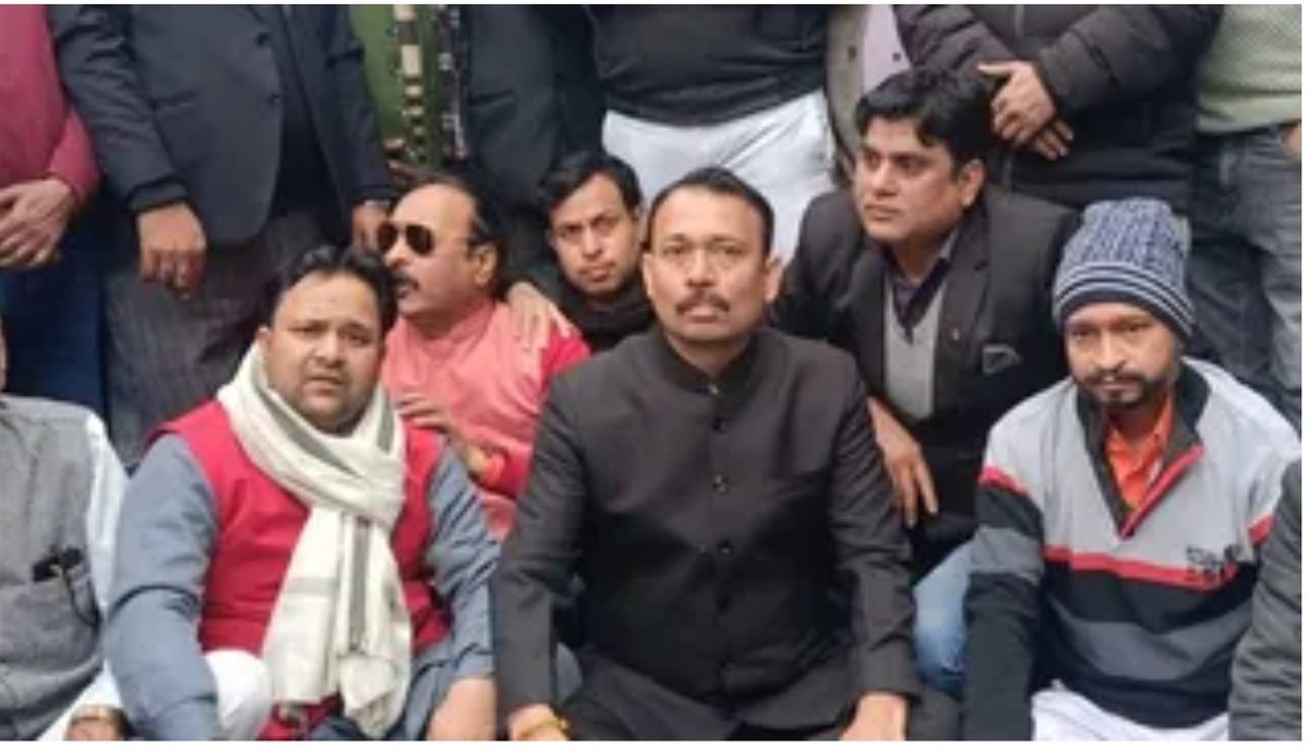 बरेली में धरने पर बैठे अलंकार अग्निहोत्री, निलंबन को बताया सुनियोजित साजिश, डीएम को चैलेंज!

#Bareilly #AlankarAgnihotri