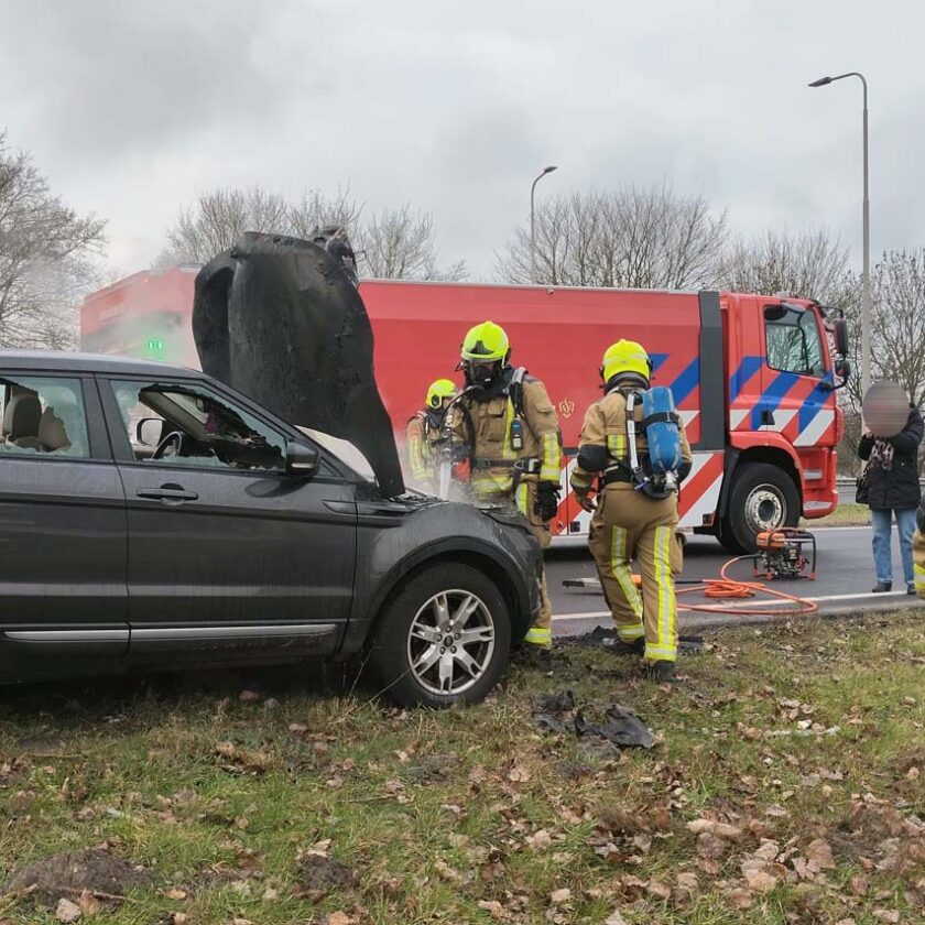 Auto in de brand op de N201 bij Hoofddorp