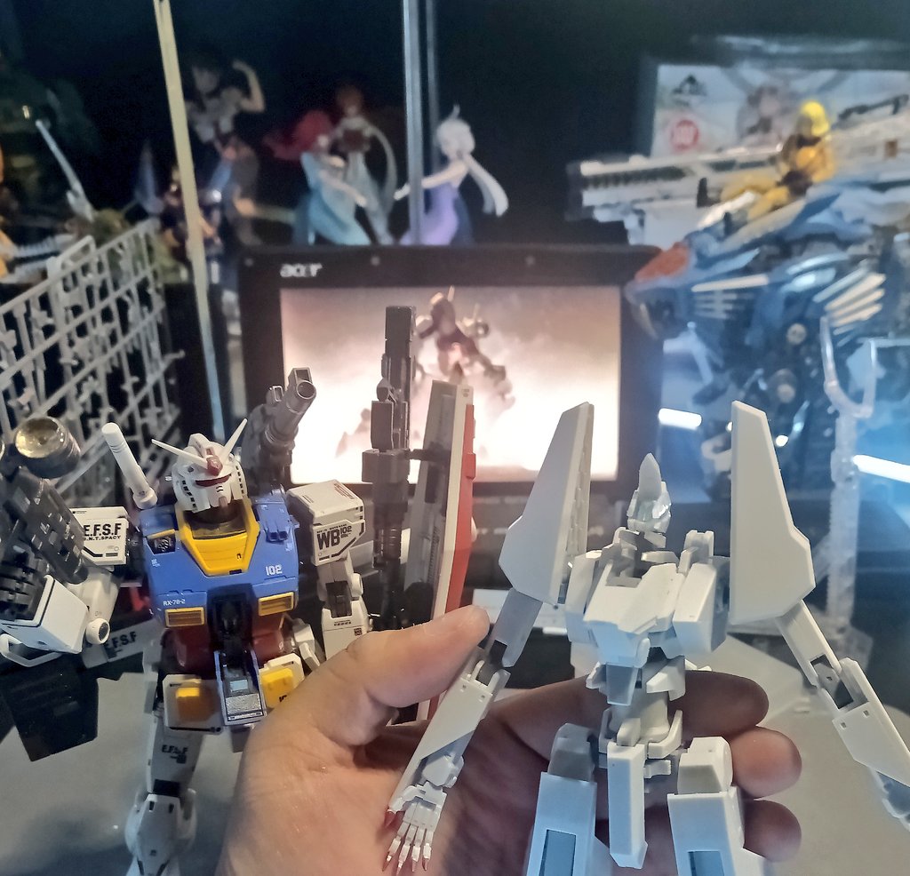 El Tsugumori esta más grande de lo que pensé, me duelen lo dedos como si hubiera armado un Gundam Bootleg (KO)