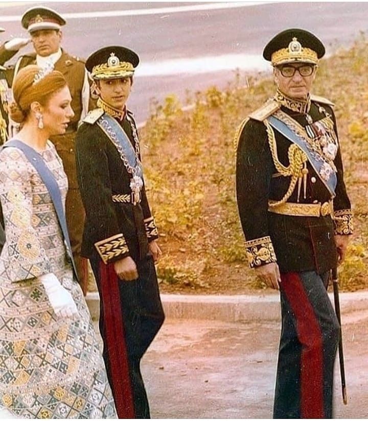 BLOODMOOOOOOON's tweet photo. زنده و پاینده باد کشور شاهنشاهی ایران
زنده باد پادشاه 
زنده باد مردم ایران 
در اهتزاز باد پرچم سه رنگ شیر و خورشید نشان ایران
 𖤓𓄂𓆃♛
#جاویدشاه
#KingRezaPahlavi https://t.co/OwfQNHZl6X