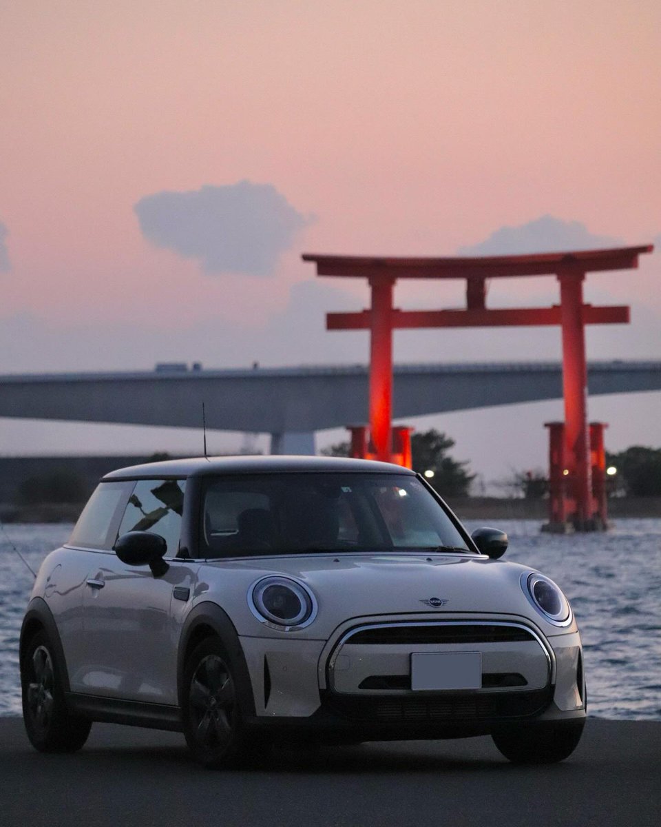MINI_JAPAN's tweet photo. MINI Family の写真シェア1月編🌅
今月は新しい年の幕開けに合った神秘的なMINIの写真をピックアップ。
今年もMINI Familyの写真を沢山シェアする予定なので、皆さん #MINIFamily で投稿お願いします✨
1 IG/ akane_f56mini
2 IG/ agepan_motors
#MINIJapan https://t.co/dVdfw3XSsH
