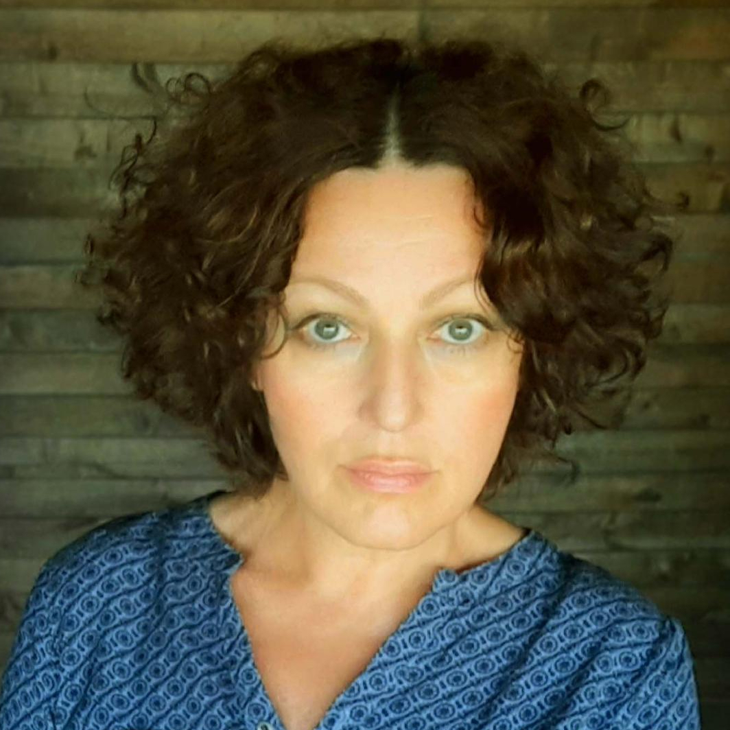 ロシアで、戦争に反対したことを理由に自由を奪われている人々について、定期的な投稿を開始します。戦争開始から約4年間で、ロシアの裁判所は反戦の立場を理由に1300件以上の有罪判決を下しました。

#ロシアの政治犯

最初に紹介するのは、リュドミラ・ラズモワです。1/7