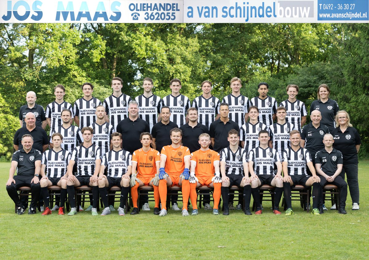 vvgemert's tweet photo. Nieuws van het spelersfront! De gesprekken over volgend seizoen zijn nog in volle gang, maar de TC van @vvgemert heeft inmiddels een akkoord bereikt met 9 spelers van de huidige selectie. Drie spelers zwaaien aan het einde van dit seizoen af. Alle info vind je op de site.
https://t.co/x87LFT0vjf
