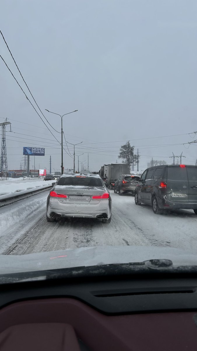 Снегопад в Москве, это когда ты перестаешь мерить расстояние километрами и метрами и переходишь на корпуса машин, тип, продвинулись на корпус и хорошо😂
