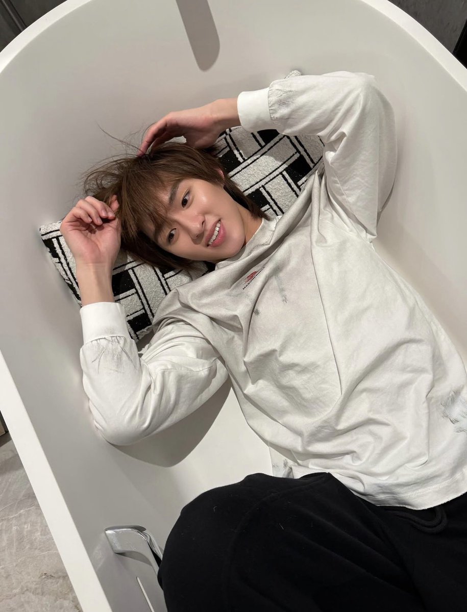 juneoncnine's tweet image. ขอพูดอะไรนิดนึง คือแบบ ถ้านี่เป็นโทมัสนี่จะอวดแฟนแบบทุกวัน ทั้งวันทั้งคืน โลกรู้จักรวาลรู้ ไปไหนก็จะอวดว่าแบบ ก็แฟนผมสวยอะคับ แฟนผมน่ารักอะคับ มันก็ อื้ม อดไม่ได้ที่จะอวดแฟนของผม ก็ดูสิคับแฟนผมหน้าตาน่ารักจิ้มลิ้มขนาดนี้ใครจะอดใจไม่ชอบไหว ตาใส ๆ จุ้มมุ้ เพราะฉะนั้นนะมัส…