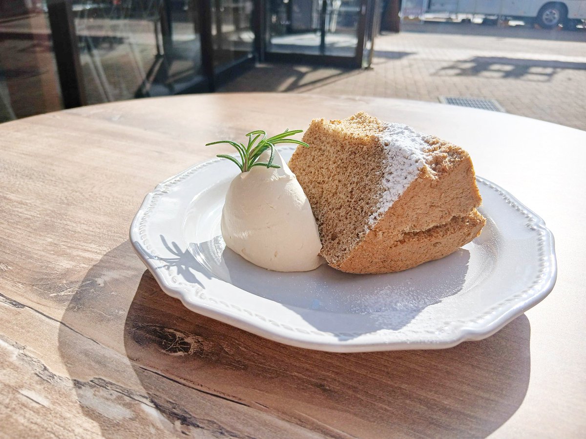 \✨カフェ新メニューのお知らせ✨/ 
当店内カフェ「IAM COFFee Pizzeria＆Cafe」にて 
新メニューが登場いたしました！  

紅茶シフォンとキャラメルケーキが 新しく追加され 
さらにドリンク付きデザートセットが誕生しました！ 

 皆様のご来店をお待ちしております✨