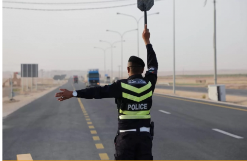 الدوريات الخارجية تضبط مركبة تسير بسرعة 196 كم/ساعة على طريق الزرقاء 