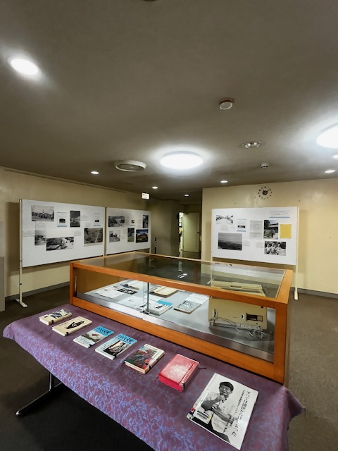 又吉栄喜文庫展「小説に描かれる沖縄戦の傷痕-『夢幻王国』『招魂登山』『ギンネム屋敷』『ジョージが射殺した猪』を中心に-」を図書館２階EVホールで開催中です。戦争の傷痕、基地、戦後の浦添を感じさせる4作品を📷紹介しています。2/22(日)まで。