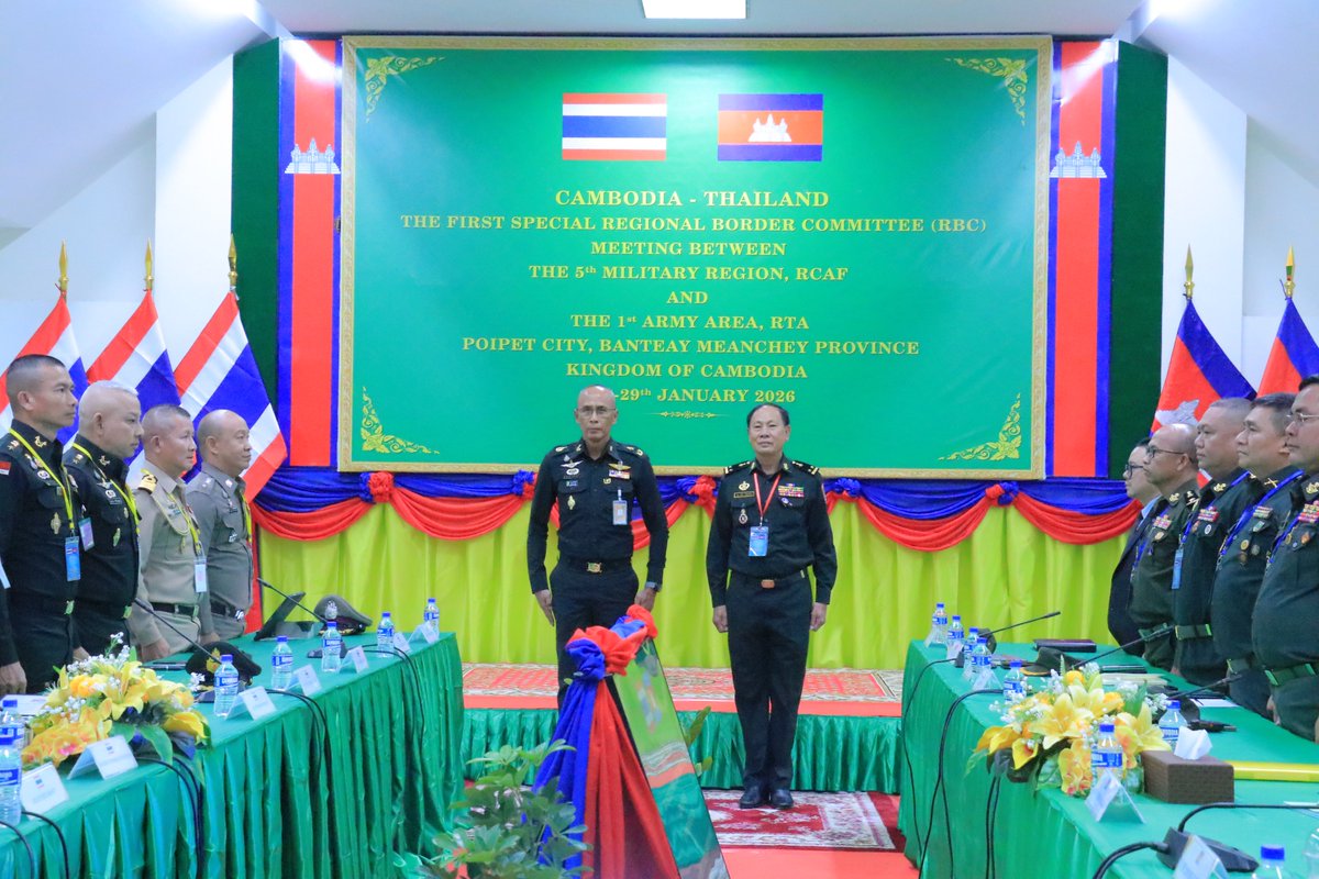 modgovkh's tweet photo. សេចក្តីប្រកាសព័ត៌មាន
លោកជំទាវ ឧត្តមសេនីយ៍ឯក ម៉ាលី សុជាតា អ្នកនាំពាក្យក្រសួងការពារជាតិ នៃព្រះរាជាណាចក្រកម្ពុជា

ក្រសួងការពារជាតិ នៃព្រះរាជាណាចក្រកម្ពុជា សូមជម្រាបជូនសាធារណជន អ្នកសារព័ត៌មានជាតិ និងអន្តរជាតិឱ្យបានជ្រាបថា៖ 

នៅរសៀលថ្ងៃទី២៧ ខែមករា ឆ្នាំ២០២៦នេះ កិច្ចប្រជុំក្រុមលេខាធិការដ្ឋាននៃគណៈកម្មាធិការព្រំដែនថ្នាក់យោធភូមិភាគកម្ពុជា-ថៃ (RBC) យោធភូមិភាគទី៥ ភាគីកម្ពុជា និងកងទ័ពភូមិភាគទី១ ភាគីថៃ បានចាប់ផ្តើមកិច្ចប្រជុំរបស់ខ្លួនហើយ នាវេលាម៉ោង ១៤:០០នាទី នៅច្រកអន្តរជាតិប៉ោយប៉ែត ខេត្តបន្ទាយមានជ័យ ព្រះរាជាណាចក្រកម្ពុជា ទល់នឹងខេត្តស្រះកែវ ព្រះរាជាណាចក្រថៃ។ គណៈប្រតិភូក្រុមលេខាធិការរបស់កម្ពុជា ដឹកនាំដោយ ឧត្តមសេនីយ៍ទោ សរ គឹមប៉ាក់ ប្រធានក្រុមលេខាធិការ (RBC) កម្ពុជា និងគណៈប្រតិភូក្រុមលេខាធិការរបស់ថៃ ដឹកនាំដោយ ឧត្តមសេនីយ៍ទោ ភិថាយ៉ាគូល ពោធិ៍សុវណ្ណ ប្រធានក្រុមលេខាធិការ (RBC ) ថៃ។ នៅក្នុងកិច្ចប្រជុំនេះ ភាគីទាំងពីរនឹងធ្វើការពិភាក្សាលើខ្លឹមសារ ព្រមទាំងធ្វើការផ្លាស់ប្តូរឯកសារគ្នាទៅវិញទៅមក ដើម្បីត្រៀមរៀបចំកិច្ចប្រជុំពិសេសនៃគណៈកម្មាធិការព្រំដែនថ្នាក់យោធភូមិភាគកម្ពុជា-ថៃ (RBC) ដែលនឹងប្រព្រឹត្តនៅថ្ងៃទី២៩ ខែមករា ឆ្នាំ២០២៦ ខាងមុខនេះ។ 

គួររំលឹកផងដែរថា កិច្ចប្រជុំពិសេសនៃគណៈកម្មាធិការព្រំដែនថ្នាក់យោធភូមិភាគកម្ពុជា-ថៃ (RBC) នេះធ្វើឡើងផ្អែកតាមស្មារតីនៃសេចក្តីប្រកាសរួម នៃកិច្ចប្រជុំពិសេសលើកទី៣ នៃគណៈកម្មាធិការព្រំដែនទូទៅ (GBC) រវាងព្រះរាជាណាចក្រកម្ពុជា និងព្រះរាជាណាចក្រថៃ កាលពីថ្ងៃទី២៧ ខែធ្នូ ឆ្នាំ២០២៥ ដើម្បីជំរុញការអនុវត្តសេចក្តីប្រកាសរួមខាងលើឱ្យបានពេញលេញ និងប្រកបដោយប្រសិទ្ធភាព ព្រមទាំងកសាងទំនុកចិត្តគ្នាទៅវិញទៅមក សំដៅលើកកម្ពស់សន្តិភាព និងស្ថិរភាពរវាងប្រទេសទាំងពីរ ក៏ដូចជាការវិលត្រឡប់ទៅរកប្រក្រតីភាពឡើងវិញ។

សូមគូសបញ្ជាក់ផងដែរថា កិច្ចប្រជុំក្រុមលេខាធិការនៃ គណៈកម្មាធិការព្រំដែនថ្នាក់យោធភូមិភាគកម្ពុជា-ថៃ (RBC) នឹងប្រព្រឹត្តទៅចាប់ពីថ្ងៃទី២៧ ដល់ថ្ងៃទី២៨ ខែមករា ឆ្នាំ២០២៦ ក្រោមការសង្កេតការណ៍ពីក្រុមអ្នកសង្កេតការណ៍អាស៊ាន (AOT) របស់កម្ពុជា និងថៃផងដែរ។

អាស្រ័យដូចបានជម្រាបជូនខាងលើ សូមសាធារណជន អ្នកសារព័ត៌មានជាតិ និងអន្តរជាតិជ្រាបជាព័ត៌មាន៕

ថ្ងៃទី២៧ ខែមករា ឆ្នាំ២០២៦ - ខេត្តបន្ទាយមានជ័យ, ព្រះរាជាណាចក្រកម្ពុជា

Press Release
Unofficial Translation

H.E. Lieutenant General Maly Socheata, the Spokeswoman of the Ministry of National Defence of the Kingdom of Cambodia wishes to inform the public, both domestic and international media outlets, of the following: 

On the afternoon of January 27, the Secretariat of the Cambodia-Thailand Regional Border Committee (RBC) convened at the Poipet International Border Checkpoint, between Cambodia's 5th Military Region and Thailand’s 1st Army Area. The Cambodian delegation was led by Major General Sar Kimpak, Chief of the RBC Secretariat (Cambodia), while the Thai delegation led by Major General Phittayakool Pothisuwan, Chairman of the RBC Secretariat (Thailand). During the session, both sides discussed key agendas and exchanged documentation in preparation for the upcoming Special Meeting of the Cambodia-Thailand RBC, scheduled for January 29, 2026.

This meeting was conducted in accordance with the spirit of the Joint Statement of the 3rd Special Meeting of the General Border Committee (GBC) held on December 27, 2025. The primary objective is to ensure the full and effective implementation of the Joint Statement, foster mutual trust, and maintain peace and stability along the border to facilitate a return to normalcy.

It is also worth noting that the RBC Secretariat meeting is scheduled from January 27 to 28, 2026, under the observership of the ASEAN Observer Team (AOT) of Cambodia and Thailand.

January 27, 2026, Banteay Meanchey, Cambodia.