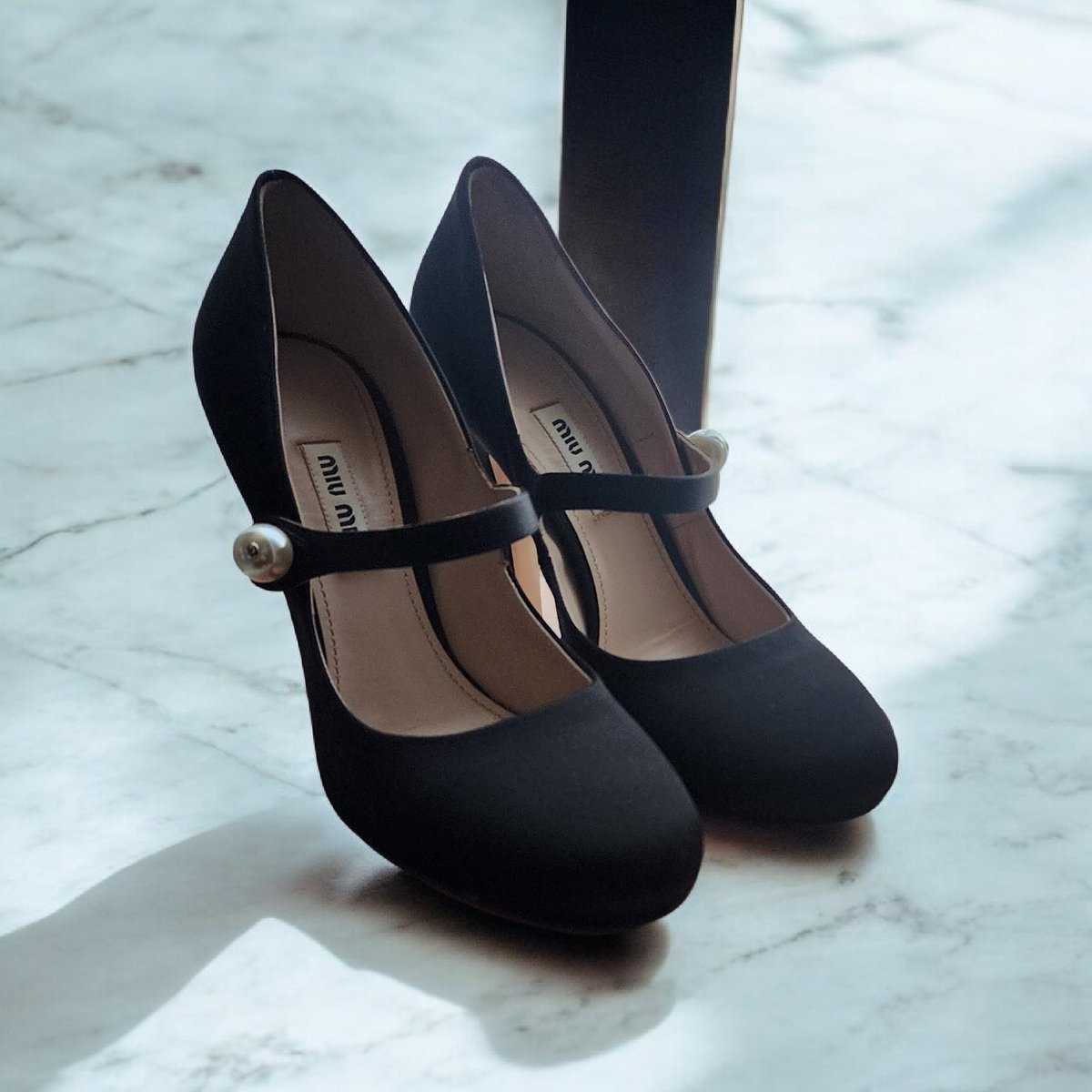 일상이 바빠 아껴주지 못하는 신발류나 그릇류 보내려는데 혹시 관심있는 트친분들 있으실지..(사진은 미우미우 37사이즈 새틴 펌프스)