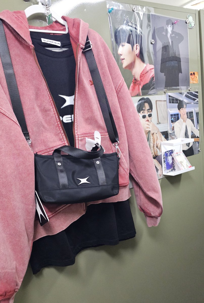 ZeeHeart_K's tweet photo. 드뎌 도착!! 회사라 잠시 입어 보기..ㅎㅎ재질+색감+디자인  진짜 미쳐따ㅜ
슈퍼썬 꼭 사세용💙 

#SUPERSUN #SSCOR https://t.co/MCBlFSIznC