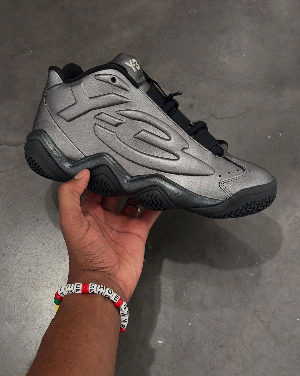 JustFreshKicks tweet media