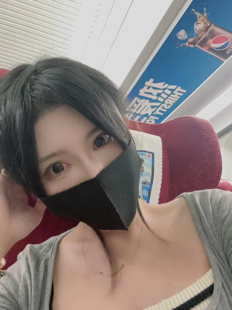 caoni0081's tweet photo. 尝试着公共场合第一次露出就差点被乘务员看到，祈祷身边能坐个帅哥，那这一路小睿睿都不穿胸挡了 https://t.co/Z1TS58nxGK