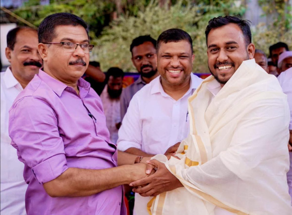 1YoungDemocrats's tweet photo. Following his election as National Joint Convener of Young Democrats, KA Mohamed Shameer was felicitated at the Republic Day meeting of SDPI Ernakulam District Committee, in the presence of State General Secretary Roy Arakkal and district leadership.

#YoungDemocrats #SDPI https://t.co/LH4oNKiQOH