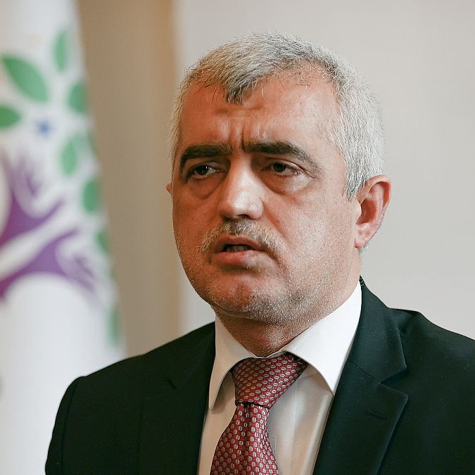 Fetullahçı ve Kürtçü Yavşak Ömer Faruk Gergerlioğlu: 

"Mersin'de Kobanili bir genç vurularak öldürüldü."