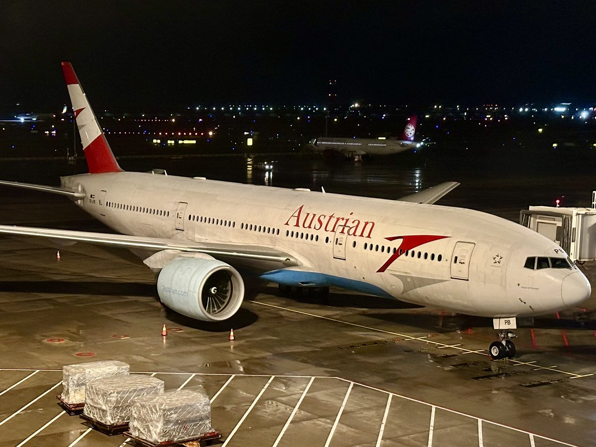TodaysFlight's tweet photo. Very light load on the 12.5 hour flight #OS16 from #PVG to #VIE. OE-LPB was originally built for Lauda Air in 1998, but taken over by #Austrian in 2005. Even today she is still sporting the colours that she received back then.
Oldie, but in good shape. #B772 #avgeek #aviation https://t.co/hOYkPVfKs7