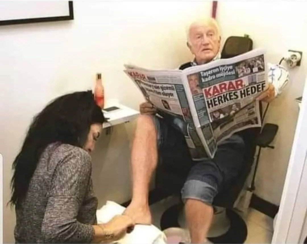 Laik zihniyete göre:
Bir kadın yabancı bir erkeğin ayaklarını yıkarsa ÖZGÜR,
Kocasının ayaklarını yıkarsa KÖLE sayılır.