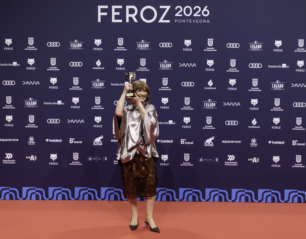 Marta Fernández-Muro con su Feroz de Honor de estos premios #feroz2026 en Pontevedra.