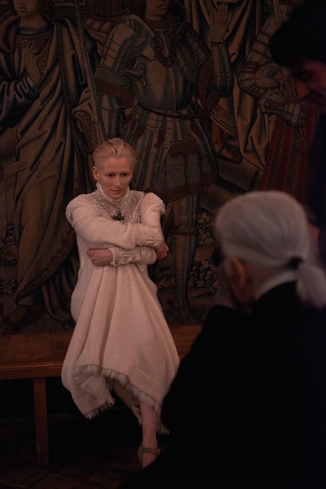 CHANELのオートクチュールに向かうティルダスウィントン
2013年のシャネルのキャンペーン時を思い出す髪型なんだけど意識してる？

この人本当に時止めてない？
13年前と何も変わってないんだけど
エルフでしょやっぱり
小さい頃見た時から何も変わってない
当時カール御大が撮影してたんだよね…