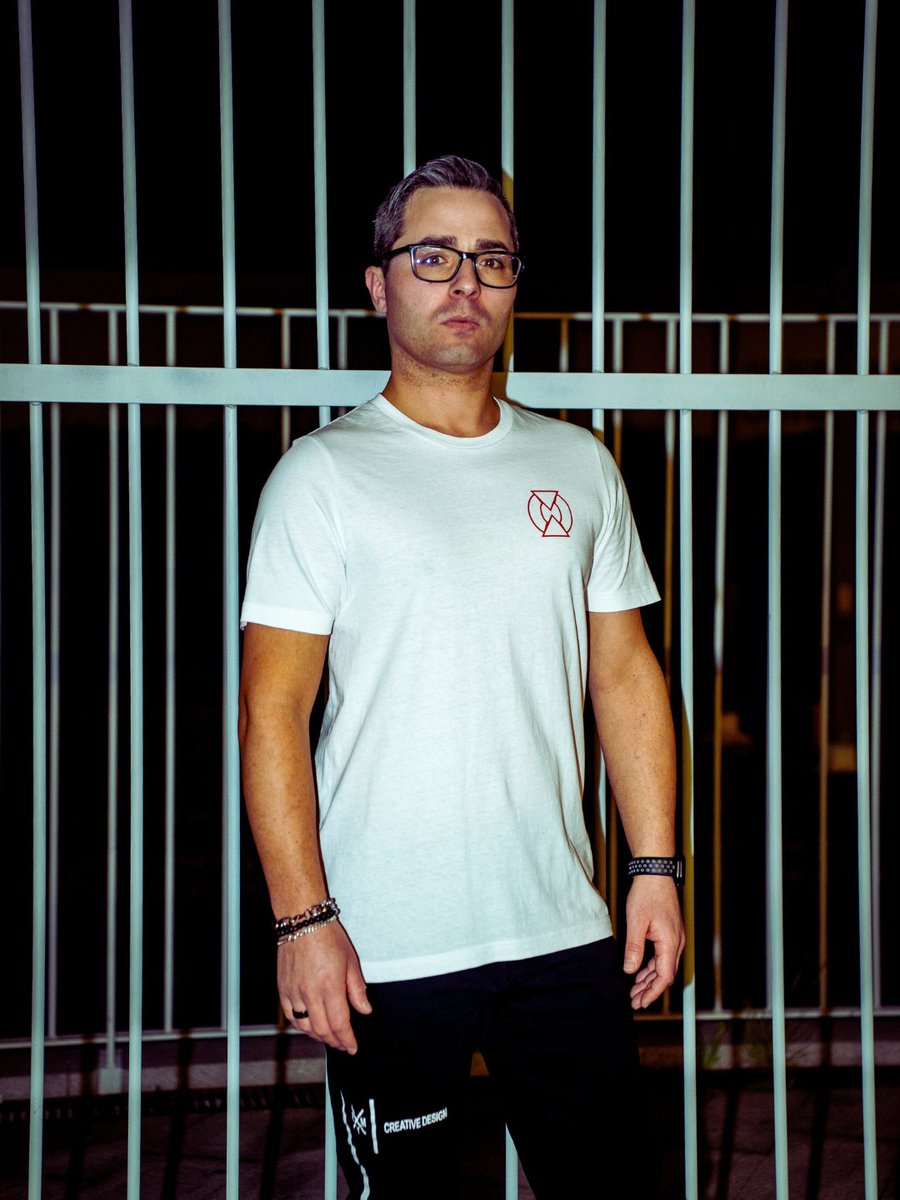 Vocês querem mesmo Merchandising⁉️👕
O que tenho, foi feito apenas para usar nas minhas atuações, mas como tantos perguntam quando vou ter mais para vender, diz me nos comentários se vocês querem realmente. 🙏🏼

#eletronicdancemusic #juniork #merchandising