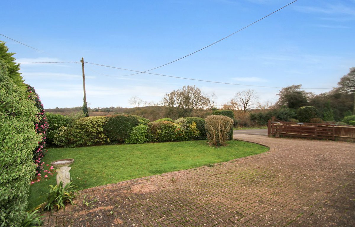 This property on New Road, Northiam offers a versatile living space - with spacious rooms and super garden. Contact WarnerGray estate agents in Rye for more details and to book a viewing. warnergray.co.uk #warnergray #northiam
