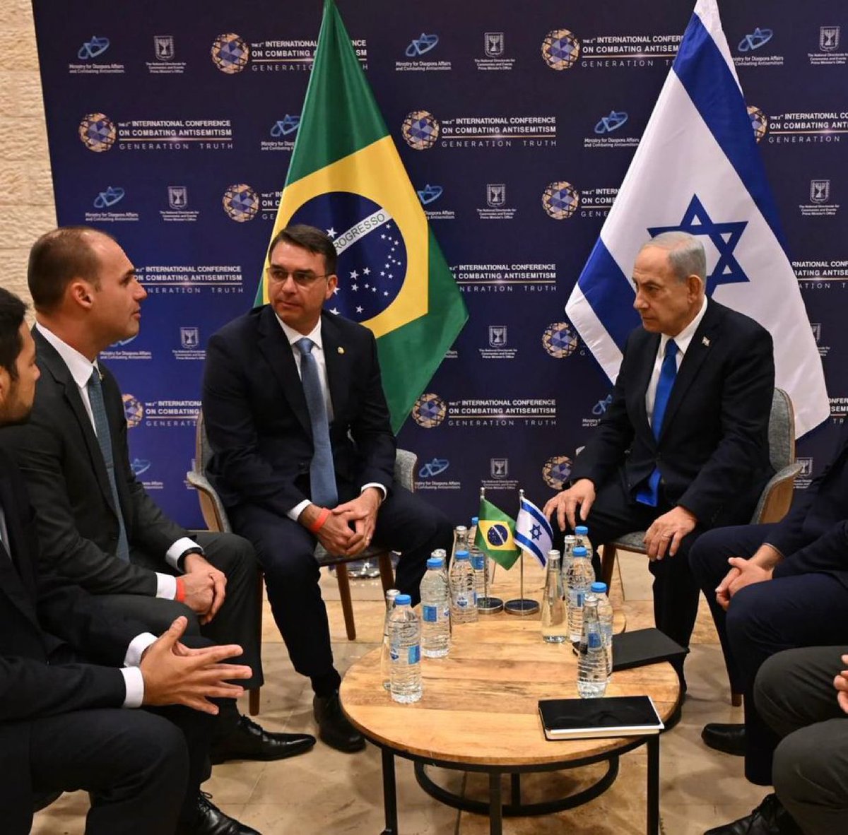 carteiroreaca's tweet image. A reunião de @FlavioBolsonaro  com @netanyahu  mostra o novo eixo internacional que a direita brasileira vem construindo. Muito desse caminho passa pela articulação externa consistente de @BolsonaroSP  , que recolocou o Brasil no radar de aliados estratégicos, com clareza de…