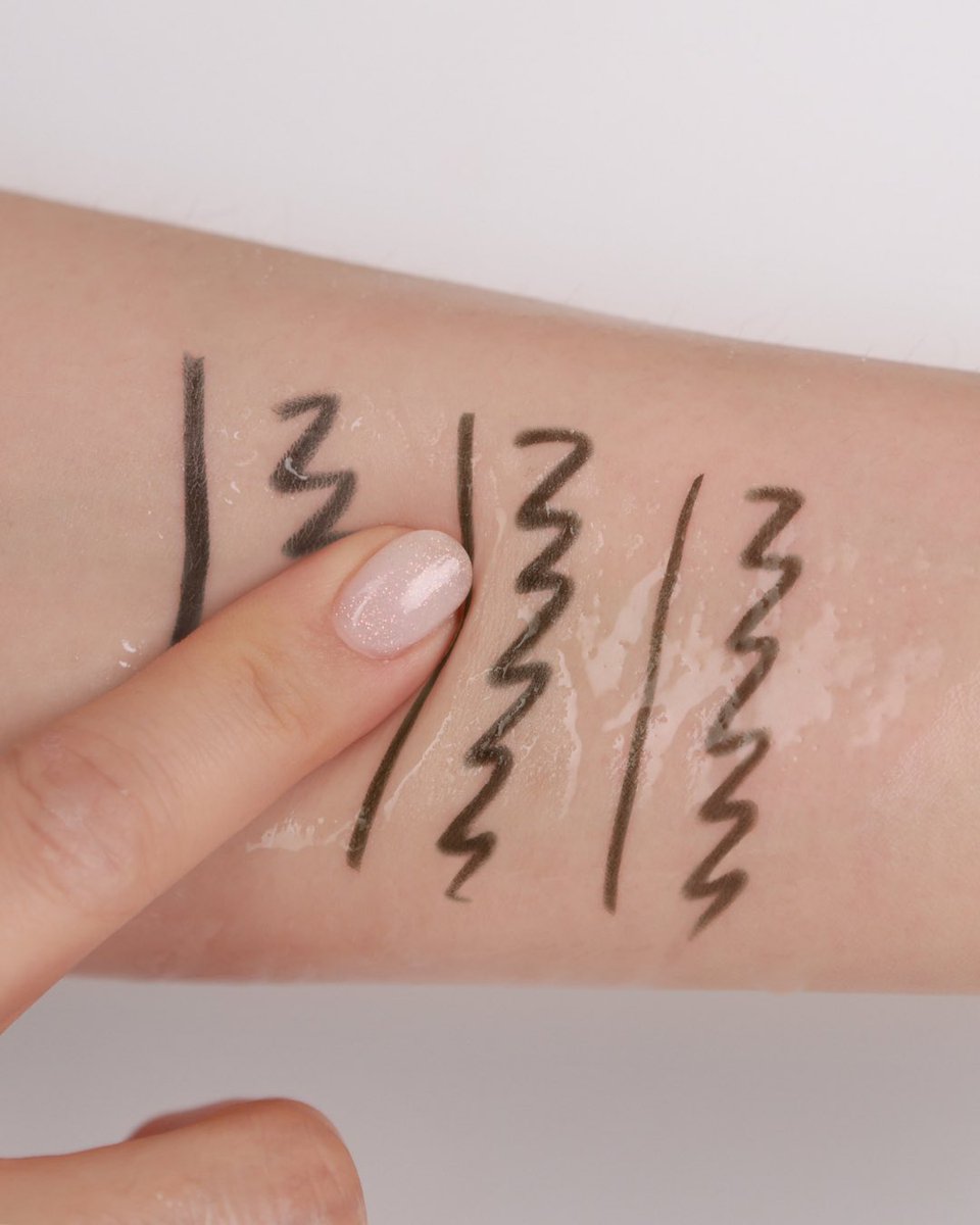 𝐓𝐫𝐢𝐩𝐥𝐞 𝐏𝐫𝐨𝐨𝐟 𝐒𝐥𝐢𝐦 𝐄𝐲𝐞𝐥𝐢𝐧𝐞𝐫  ⋆｡˚
🎀 51 Abyss ( warm black )
🎀 52 In the dark ( ash dark brown )
🎀 53 In the light ( ash brown )
#PreludeDinto #PreludeDintoth