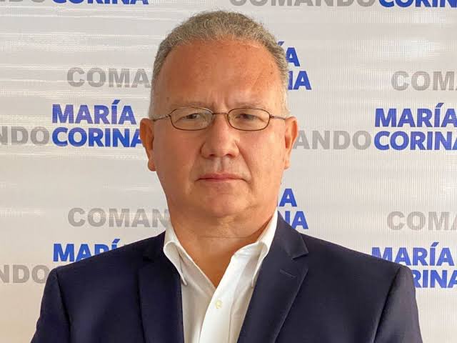 Hoy se cumplen 17 meses
con Perkins Rocha secuestrado.

Diecisiete meses desde el 27 de agosto de 2024,
cuando el régimen decidió encerrar a un hombre
por no rendirse,
por no callar,
por no mentir.

No hubo juicio.
No hubo pruebas.
Hubo miedo.

Perkins no está preso.
Perkins está