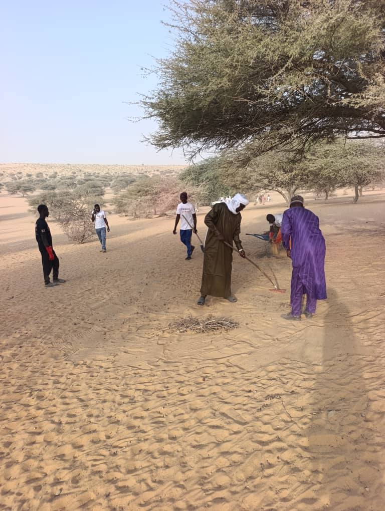 Fiers de nos Colibris ! 

​Mobilisation générale ce 25/01 à N'Gourti pour une séance de salubrité sur le site du futur hôpital de district.

​Un grand bravo à U-Report et aux autorités locales  pour cette belle synergie au service de l'intérêt général.
