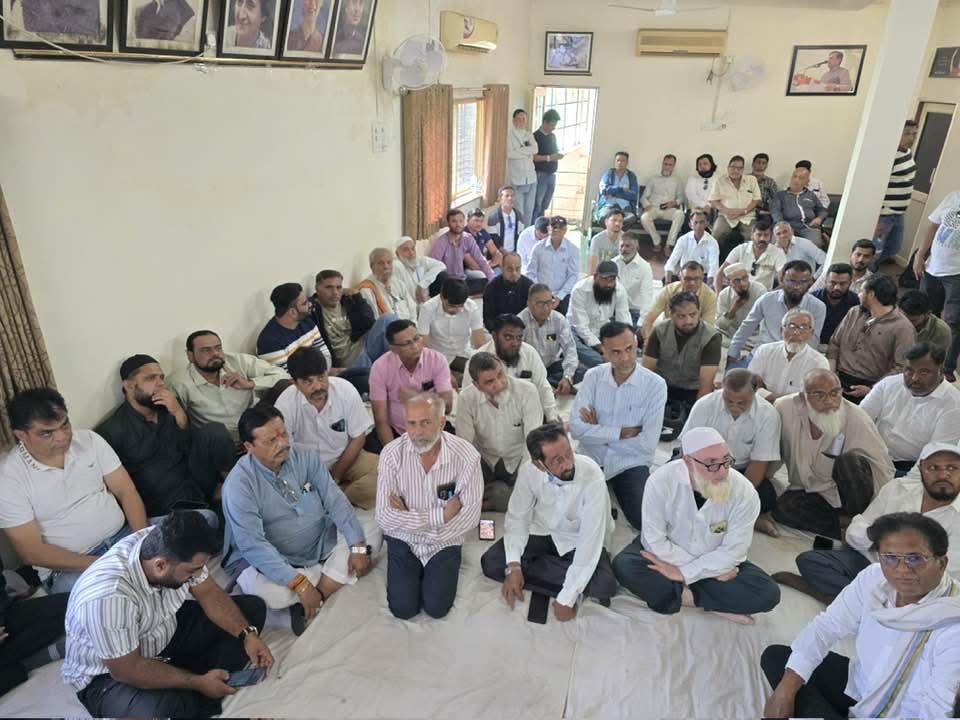 આજરોજ ભરૂચ જિલ્લા કોંગ્રેસ સમિતિ ખાતે "વોટચોર - ગદ્દી છોડ" અંતર્ગત SIR ની કામગીરી અને ફોર્મ 7 દ્વારા ભ્રષ્ટ જનતા પાર્ટી દ્વારા જે રીતે જથ્થાબંધ વોટ કમી કરવા માટે ના જે કારસા રચ્યા છે તે બાબતે માનનીય પૂર્વ ધારાસભ્ય શ્રી ગ્યાસુદ્દીન શેખ અને જુનેદ શેખ દ્વારા ઉપયોગી માર્ગદર્શન પૂરું