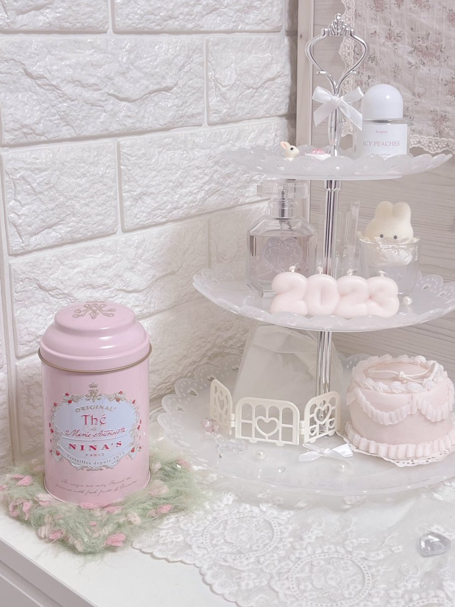 장미 꽃밭같은 복실복실 코스터를 매입했어요🤍
첫 사진은 가장 아끼는 오브제와 함께⋯