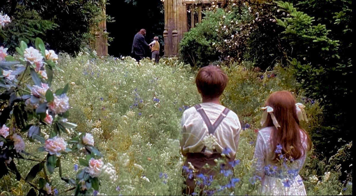 ribbon_rosy's tweet image. 両親を失い心を閉ざした少女が荒れた花園を再生させることで成長していく𝐓𝐡𝐞 𝐒𝐞𝐜𝐫𝐞𝐭 𝐆𝐚𝐫𝐝𝐞𝐧

孤独な少女が周りの人々と共に再び生きる喜びを得ていく姿が観ていてとても温かい気持ちになる

制作総指揮がフランシス•コッポラ監督なので細部までこだわった美しい花園にも癒される🪻˖⊹