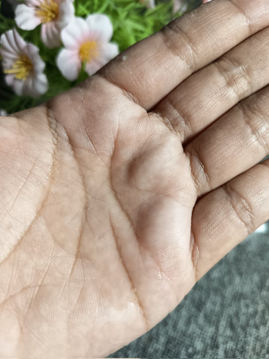 Teksturnya itu gel kayak gini, gak lengket dan cepet banget meresapnya. Cocok buat semua jenis kulit ini