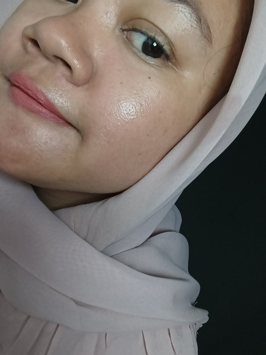 Nah ini kondisi kulit aku after pemakaiannya ya
Keliatan banget kak terhidrasi dengan baik, kulit juga jauh lebih membahagiakan dan kenyal