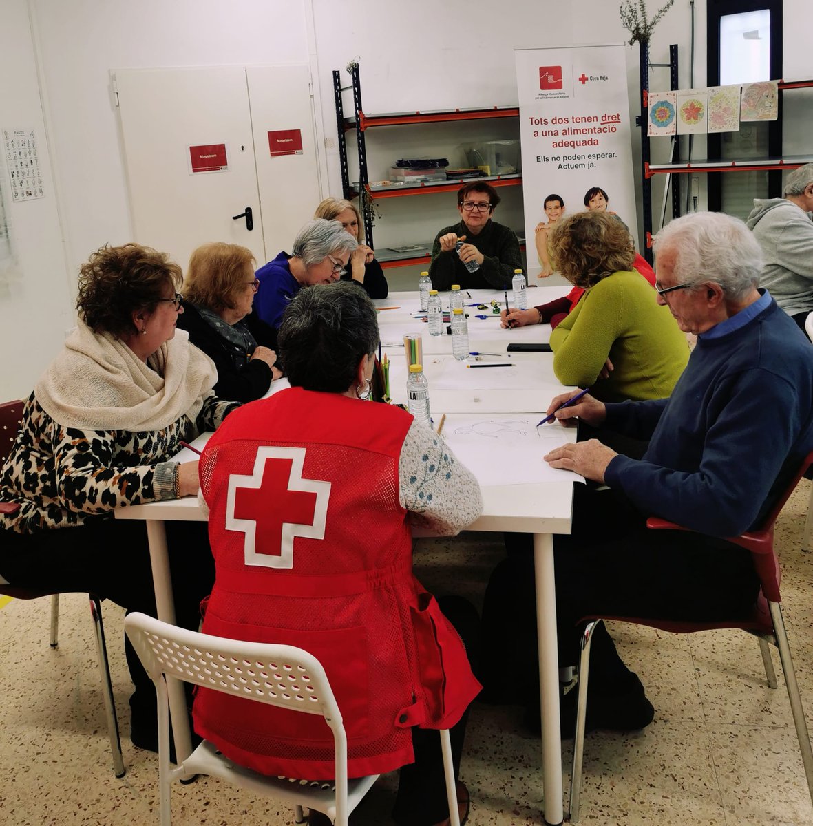 Avui hem realitzat amb un dels grups de Gent Gran de l'AL Vallirana un taller de salut emocional anomenat "Explorant qui som a través de la creativitat", que ens ha impartit una tècnica del departament provincial de Salut de Creu Roja.
<a href="/crvallirana/">Creu Roja Vallirana</a>  <a href="/Vallirana/">Ajuntament Vallirana</a>