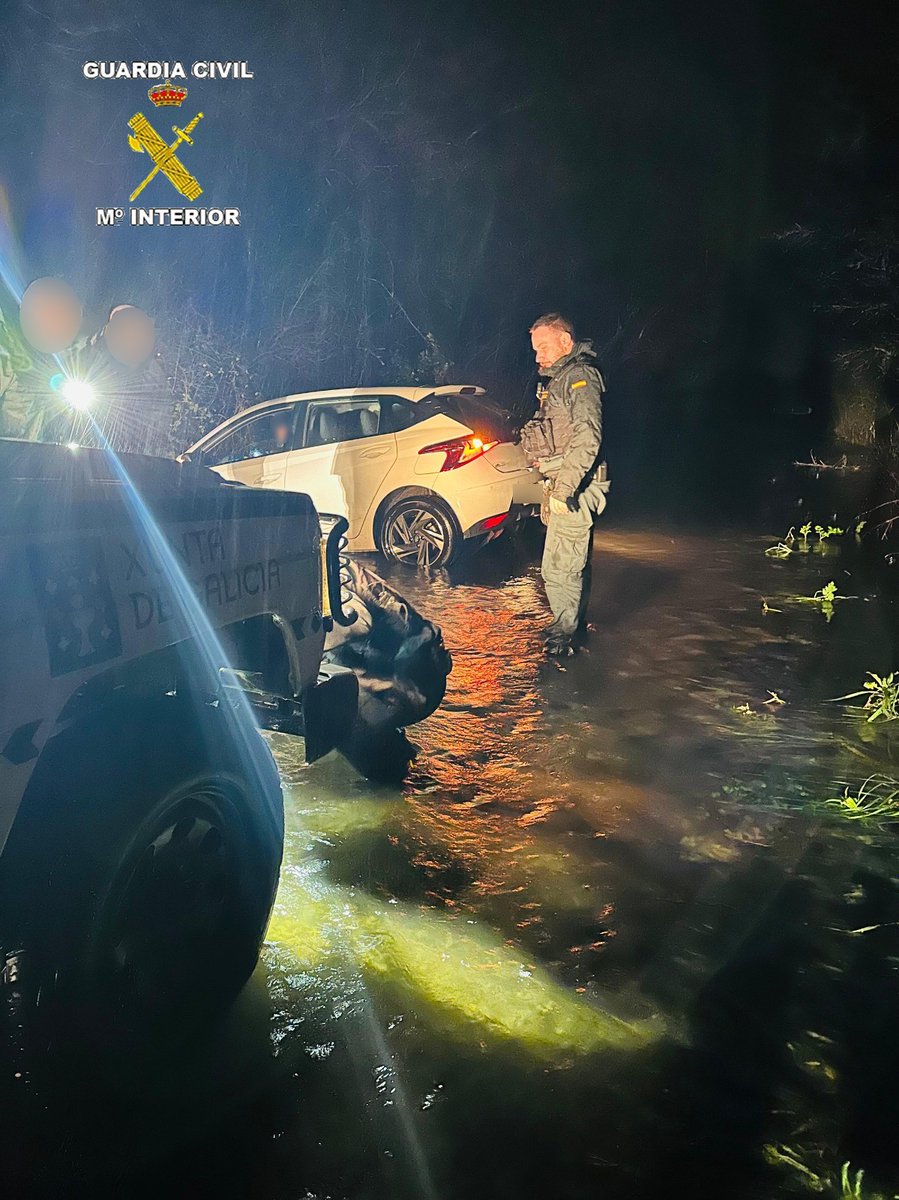 Antena3Galicia's tweet image. 🚗 Rescatado un conductor que había quedado atrapado en su vehículo, parcialmente sumergido, en #Portas.

💧 Fue en una carretera próxima al río Chaín.

🚨 El hombre ha resultado ileso.